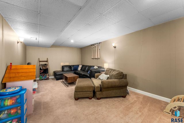 3104 S Elmwood Ave Avenue, Sioux Falls, SD 57105