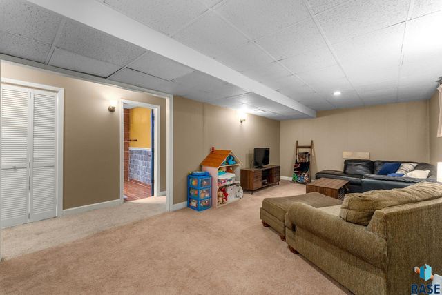 3104 S Elmwood Ave Avenue, Sioux Falls, SD 57105