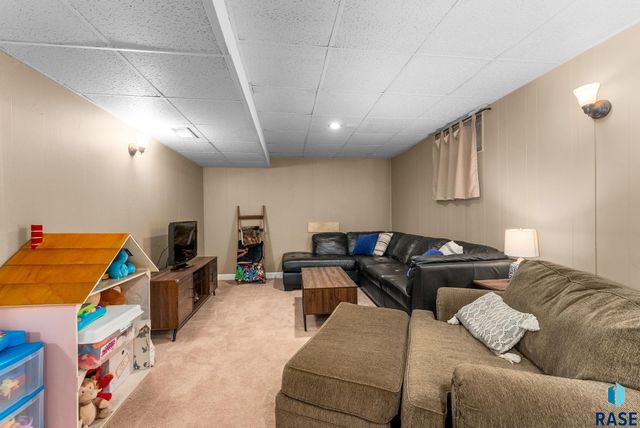 3104 S Elmwood Ave Avenue, Sioux Falls, SD 57105