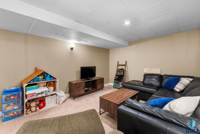 3104 S Elmwood Ave Avenue, Sioux Falls, SD 57105