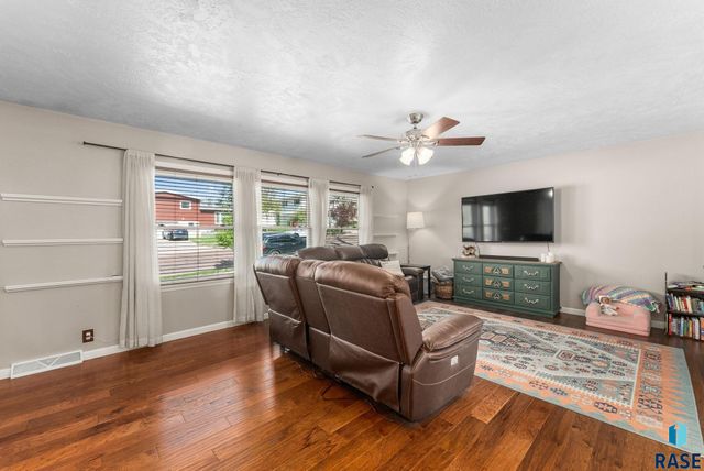 3104 S Elmwood Ave Avenue, Sioux Falls, SD 57105