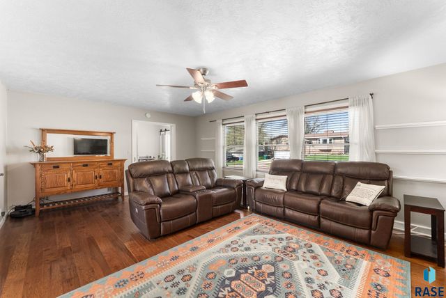3104 S Elmwood Ave Avenue, Sioux Falls, SD 57105