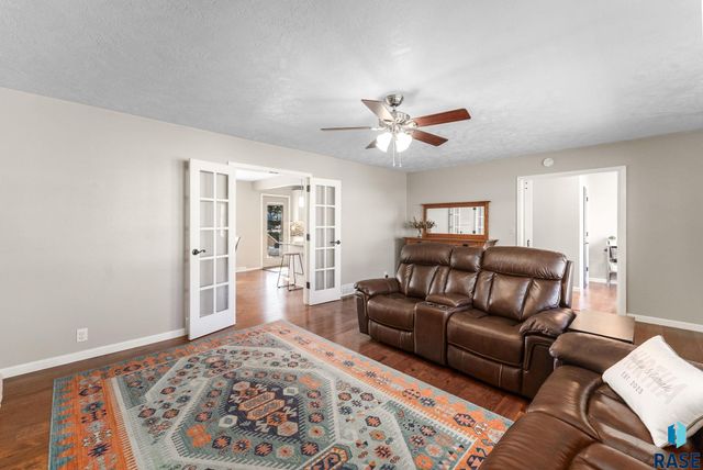 3104 S Elmwood Ave Avenue, Sioux Falls, SD 57105