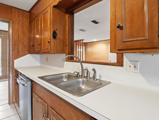 24 Cherrywood Cir, Marshall, TX 75672