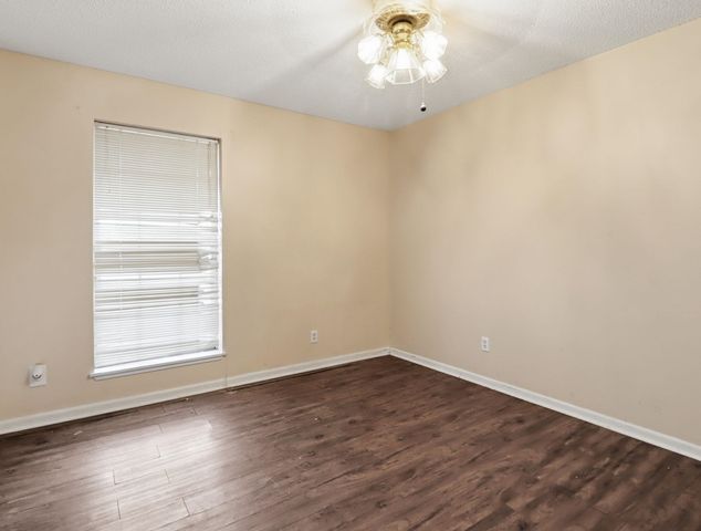 24 Cherrywood Cir, Marshall, TX 75672