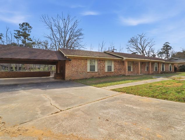 24 Cherrywood Cir, Marshall, TX 75672