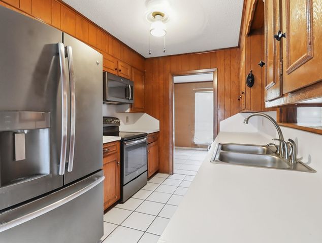 24 Cherrywood Cir, Marshall, TX 75672