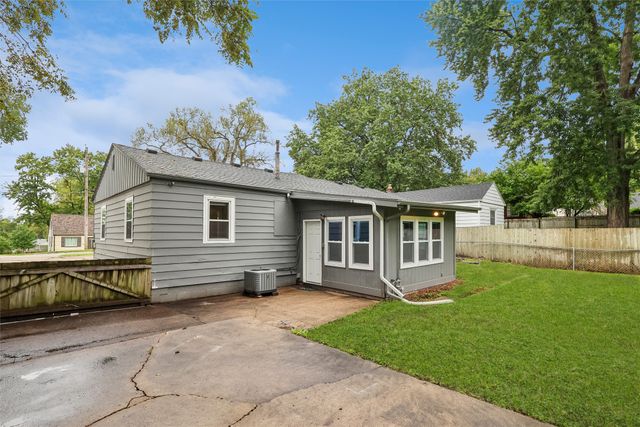 1037 65th Street, Windsor Heights, IA 50324