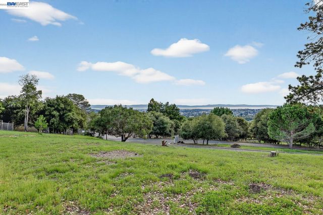 5827 Cold Water Drive, Castro Valley, CA 94552