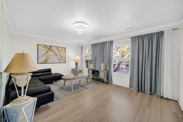 521 Coventry Lane 12, Crystal Lake, IL 60014