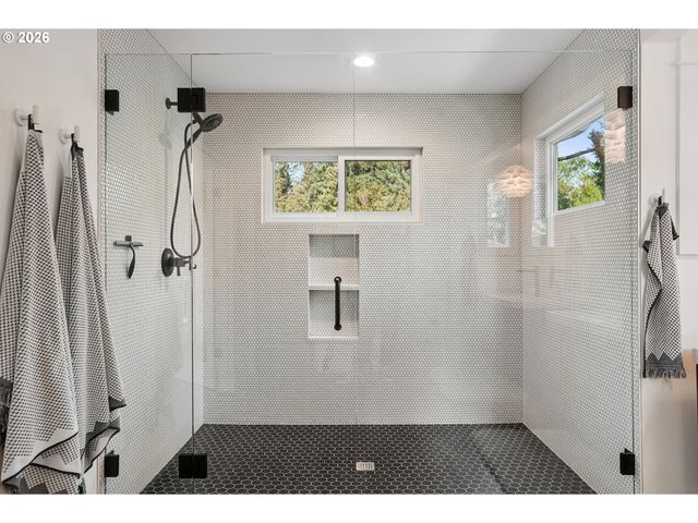 1345 TROON Dr, West Linn, OR 97068