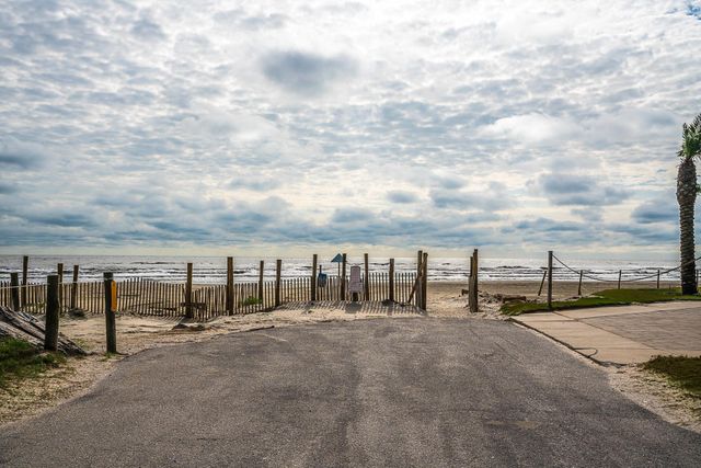 13826 Pirates Beach Boulevard, Galveston, TX 77554