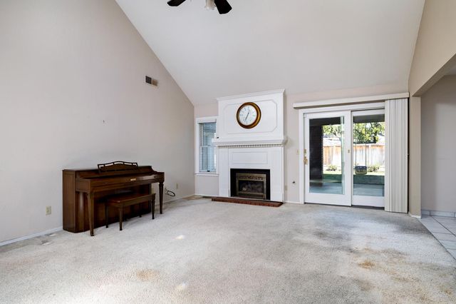 2061 Santa Ana Avenue, Clovis, CA 93611