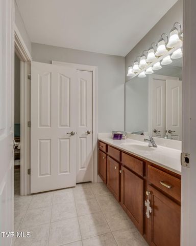 1 Honeysuckle Court, Johnson City, TN 37615