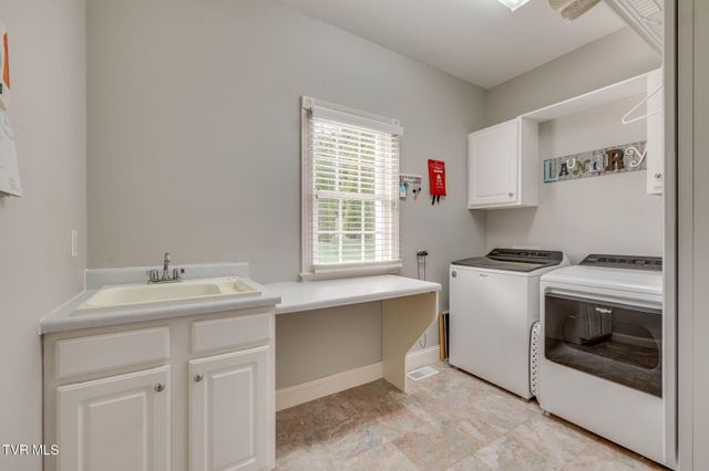 1 Honeysuckle Court, Johnson City, TN 37615