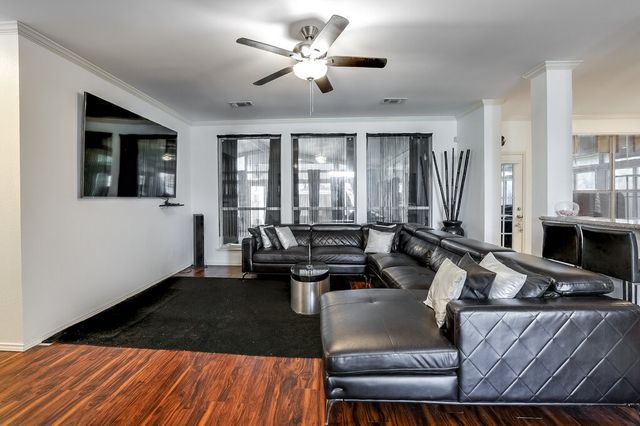 706 Gentry Drive, Arlington, TX 76018