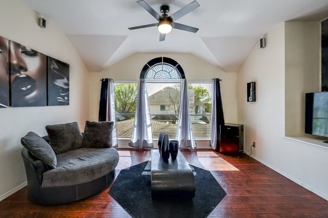 706 Gentry Drive, Arlington, TX 76018