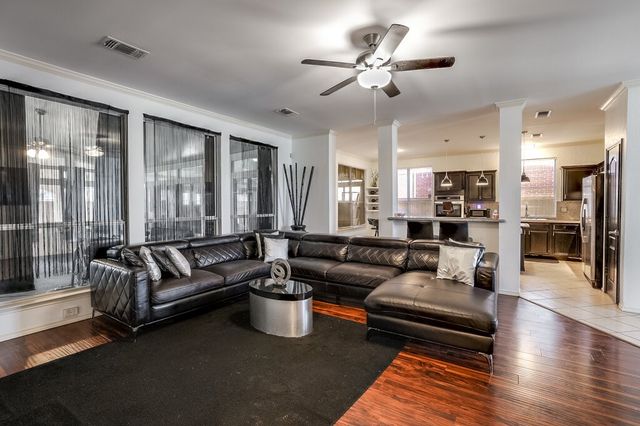 706 Gentry Drive, Arlington, TX 76018