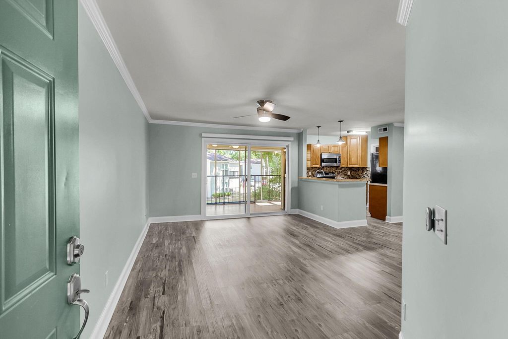 Image 9 of property listing at 1866 Montclair Drive Unit D, Mount Pleasant, SC 29464