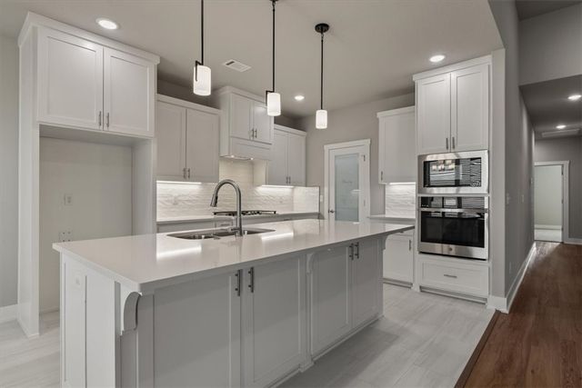 6902 SW Orange Avenue, Bentonville, AR 72713