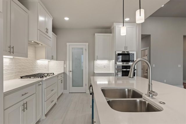 6902 SW Orange Avenue, Bentonville, AR 72713