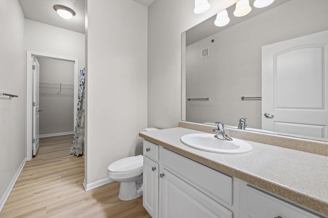 10075 City Walk Drive 104, Woodbury, MN 55129