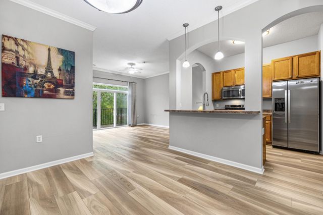 10075 City Walk Drive 104, Woodbury, MN 55129