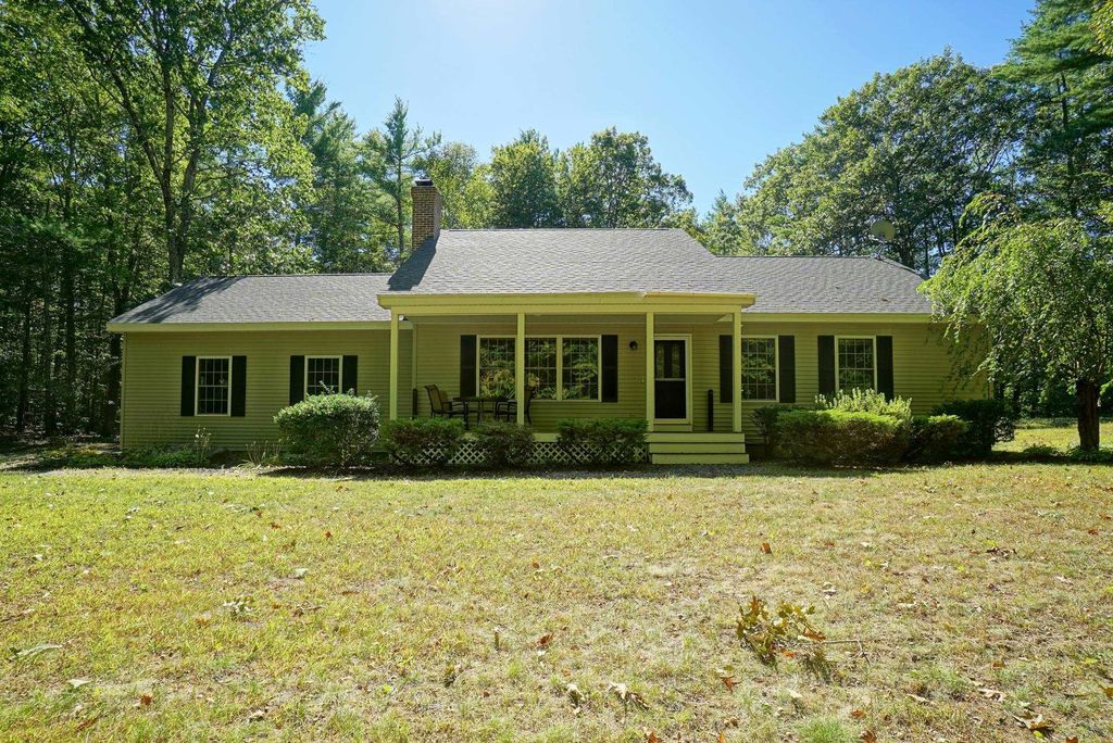 32 Stage Road, Nottingham, NH 03290