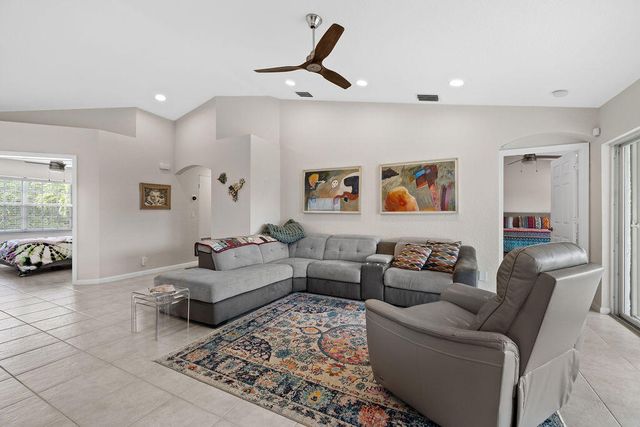 8050 Aberdeen Drive 202, Boynton Beach, FL 33472