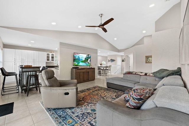 8050 Aberdeen Drive 202, Boynton Beach, FL 33472