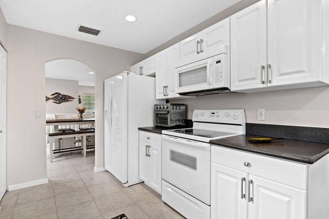 8050 Aberdeen Drive 202, Boynton Beach, FL 33472