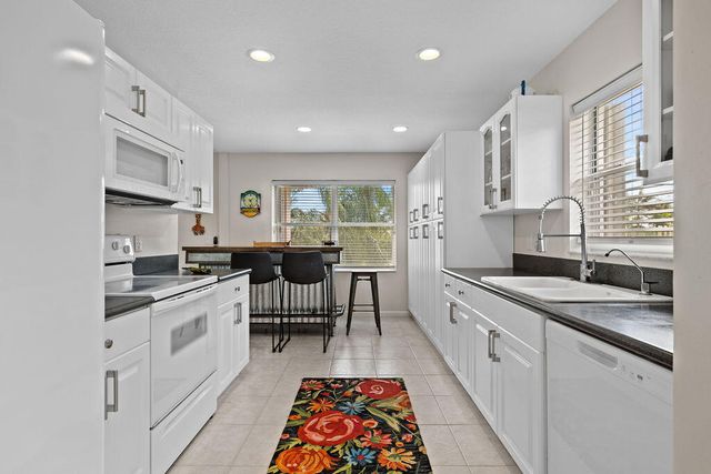 8050 Aberdeen Drive 202, Boynton Beach, FL 33472