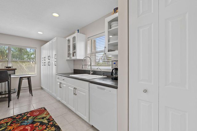 8050 Aberdeen Drive 202, Boynton Beach, FL 33472