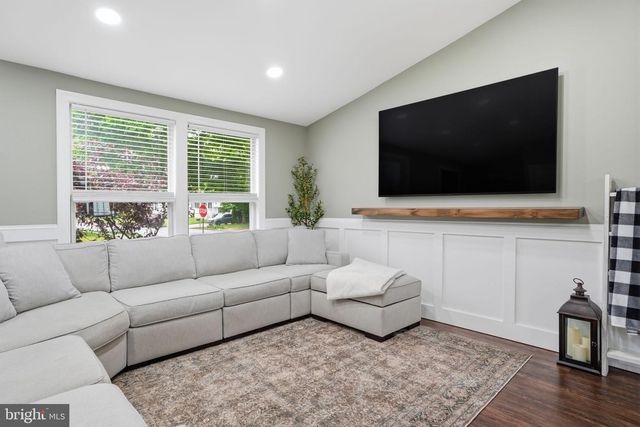 400 CENTENNIAL DR, Morrisville, PA 19067