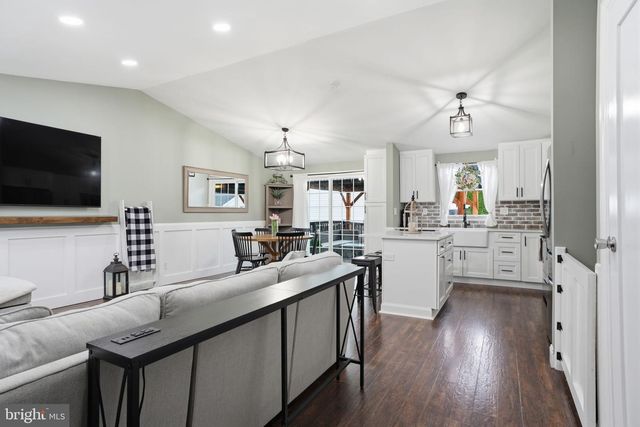 400 CENTENNIAL DR, Morrisville, PA 19067