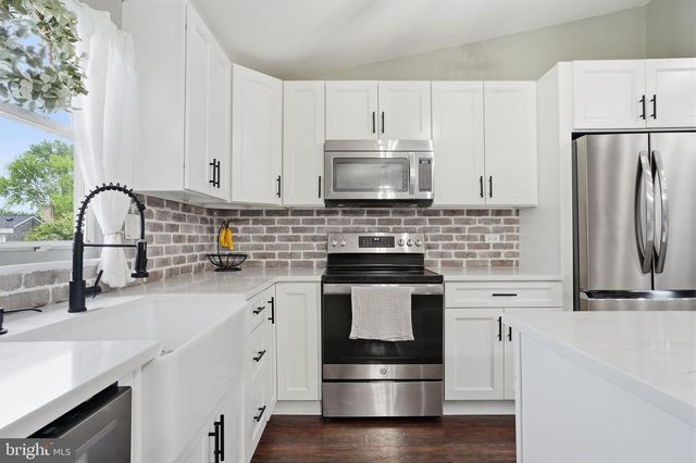 400 CENTENNIAL DR, Morrisville, PA 19067