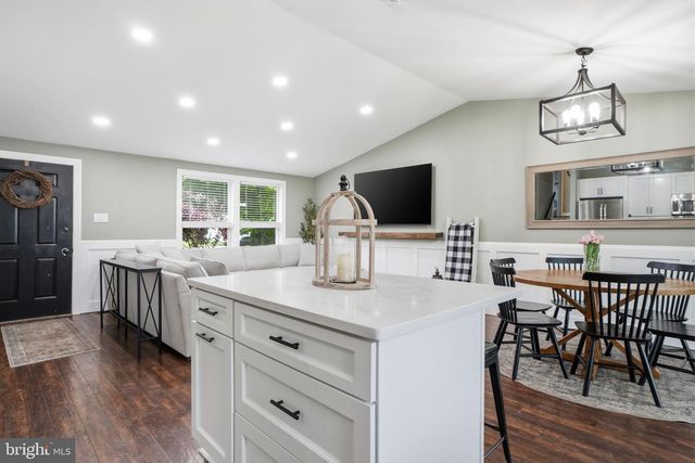 400 CENTENNIAL DR, Morrisville, PA 19067