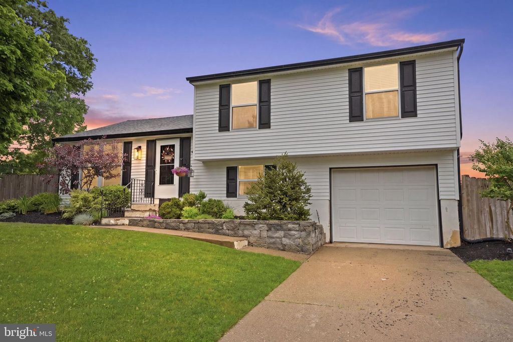 400 CENTENNIAL DR, Morrisville, PA 19067