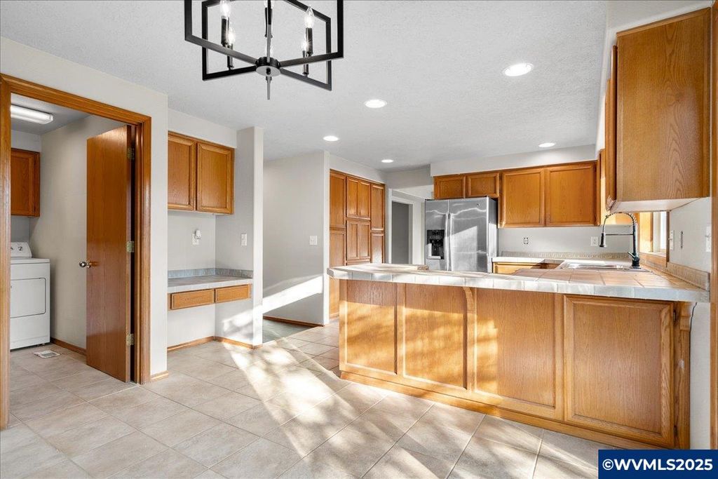 Image 10 of property listing at 248 Hazelbrook Dr N, Keizer, OR 97303