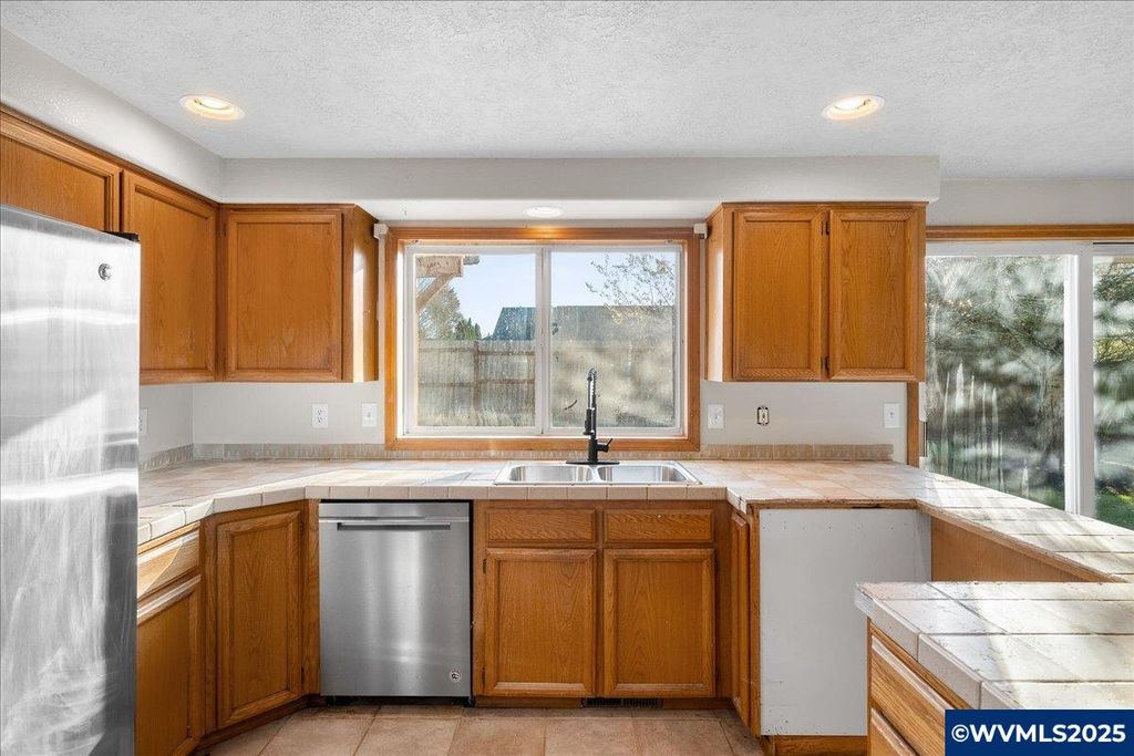 Image 11 of property listing at 248 Hazelbrook Dr N, Keizer, OR 97303