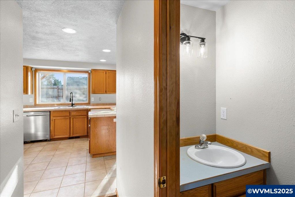 Image 17 of property listing at 248 Hazelbrook Dr N, Keizer, OR 97303