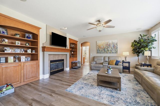 9728 Country Falls Ln, Elk Grove, CA 95757