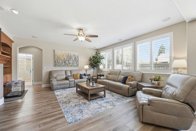 9728 Country Falls Ln, Elk Grove, CA 95757