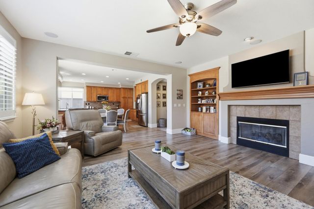 9728 Country Falls Ln, Elk Grove, CA 95757