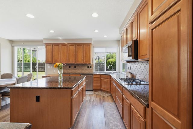 9728 Country Falls Ln, Elk Grove, CA 95757