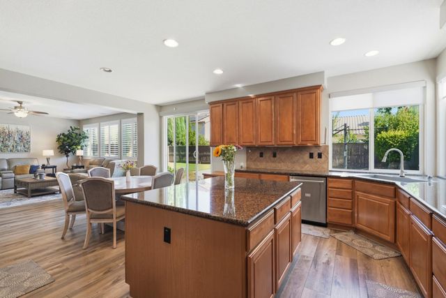 9728 Country Falls Ln, Elk Grove, CA 95757