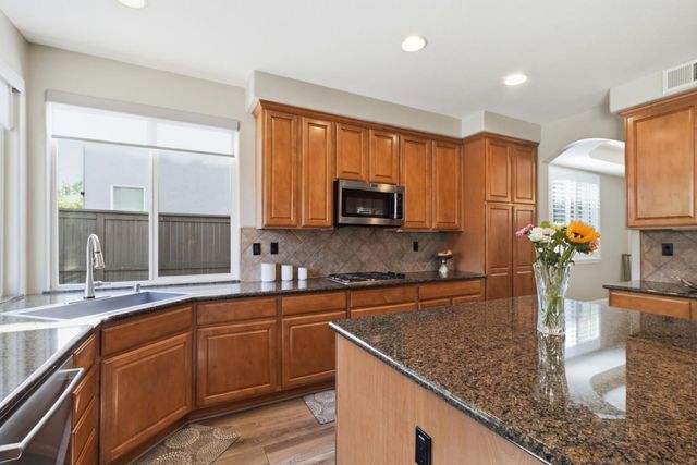 9728 Country Falls Ln, Elk Grove, CA 95757