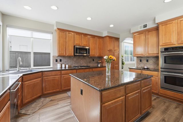 9728 Country Falls Ln, Elk Grove, CA 95757