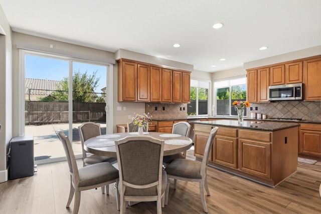 9728 Country Falls Ln, Elk Grove, CA 95757