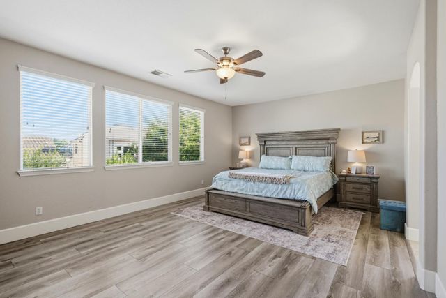 9728 Country Falls Ln, Elk Grove, CA 95757